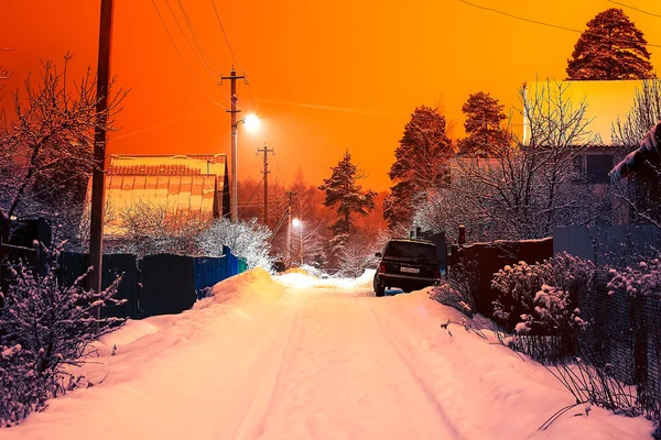 Venkovské silnici svítí lampy při západu slunce — Stock fotografie