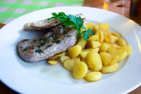 Mięso z grilla z pieczonymi ziemniakami — Zdjęcie stockowe