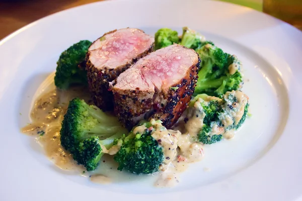 Roštěná steak s brokolicí na bílé desce — Stock fotografie
