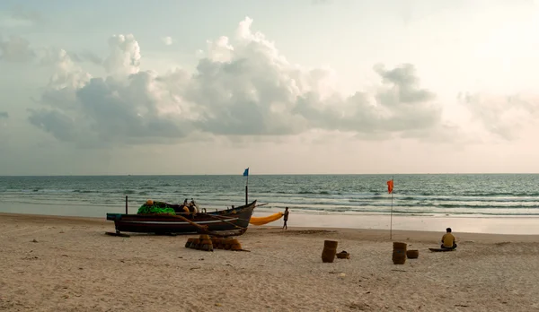 Fishman near traditional boat in wild beach.Goa — Stock Photo, Image