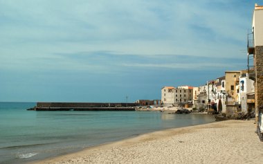 Cefalu'nın plaj manzarası. Sicilya