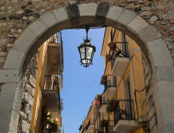 Medieval arch in Taormina. Sicily — Stock Photo, Image