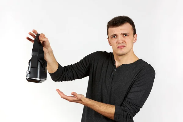 Genç Bir Adam Sanal Gerçeklik Kaskını Elinde Tutuyor Sorgulanarak Çerçeveye — Stok fotoğraf