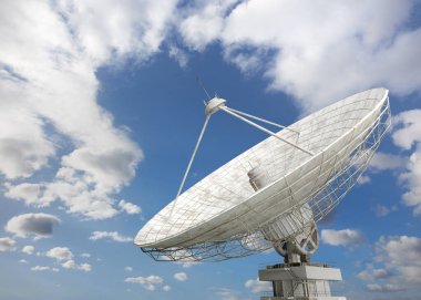 Bulutlu bir gökyüzünün arka planına karşı bilgi aktarımı ve alımı için parabolik bir antenin 3D modeli