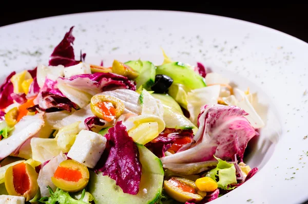 Caesar-Salat mit Huhn — Stockfoto