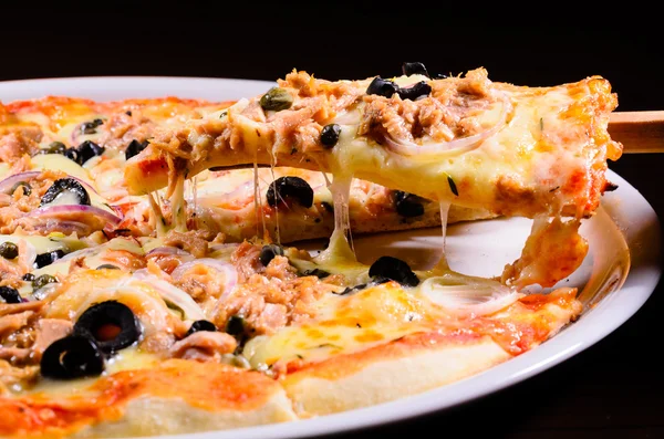 Pizza med tonfisk Royaltyfria Stockbilder
