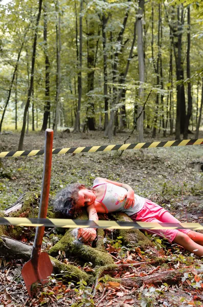 A dead girl's body found in the forest — Stock Photo, Image