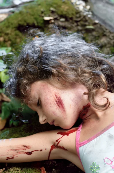 El cuerpo de una chica muerta encontrado en el bosque — Foto de Stock
