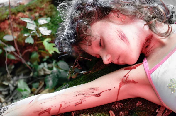 죽은 여자의 시체는 숲에서 발견 로열티 프리 스톡 사진