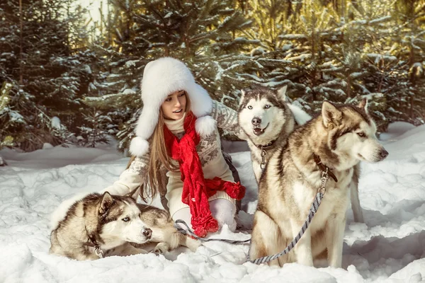 Krásná žena v zimním lese Stock Fotografie