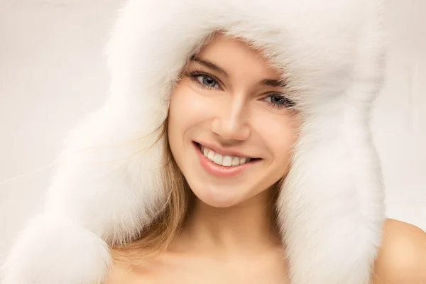 Mode-Porträt von jungen schönen Frau posiert auf weißem Backgr — Stockfoto