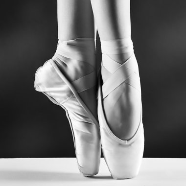 Siyah arka plan üzerine ballerinakullanıcısının pointes bir fotoğraf