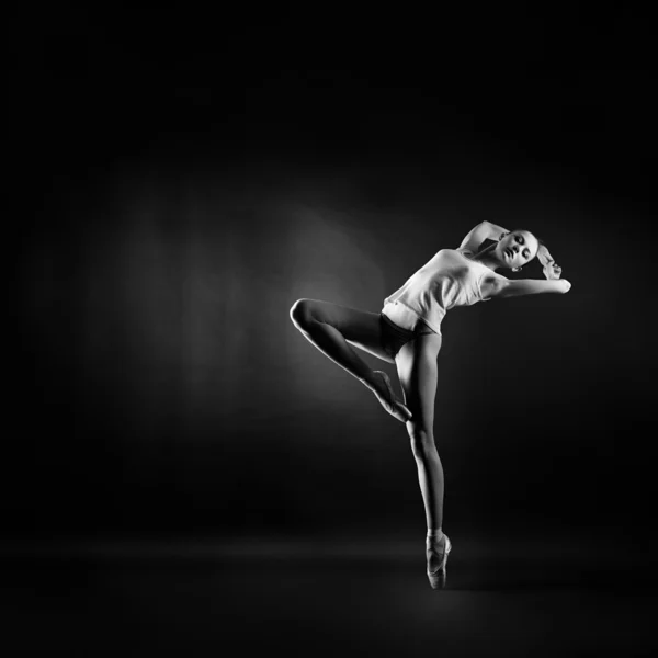 Ett porträtt av unga vackra gymnasten kvinna — Stockfoto