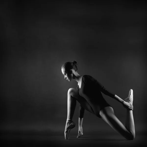 Retrato de joven hermosa gimnasta mujer —  Fotos de Stock