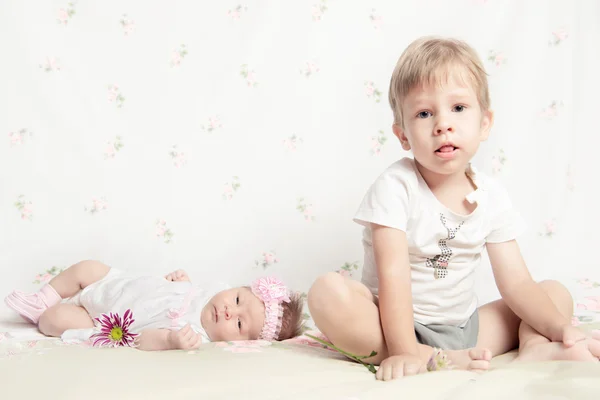 新生児の美しい少女と少年 — ストック写真