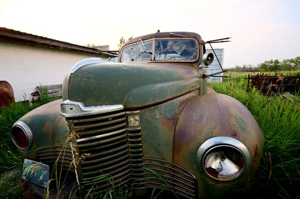 Abandonado carro vintage — Fotografia de Stock