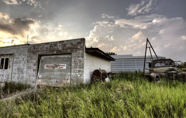 Antigo edifício abandonado — Fotografia de Stock