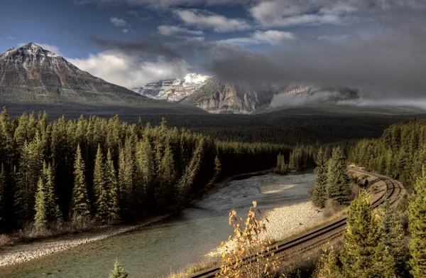 Bow river och tåg spår — Stockfoto