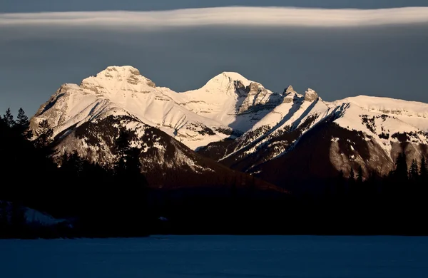 Klippiga bergen på vintern — Stockfoto