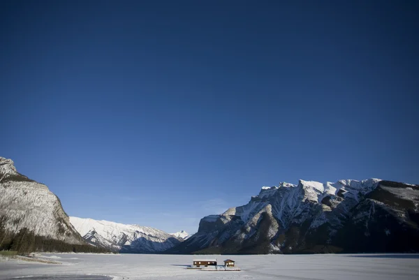 Lake minnewanka in de winter — Stockfoto