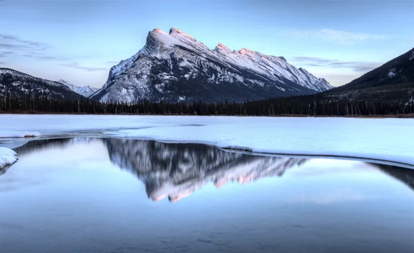 Monte Rundle e Vermillion Lagos — Fotografia de Stock