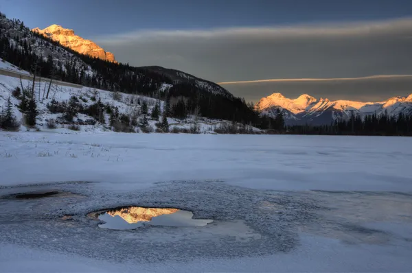 Mount rundle och vermillion lakes — Stockfoto