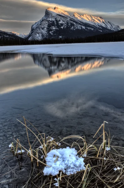 Monte Rundle e Vermillion Lagos — Fotografia de Stock