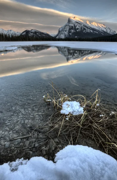 Mount rundle a vermillion jezera — Stock fotografie