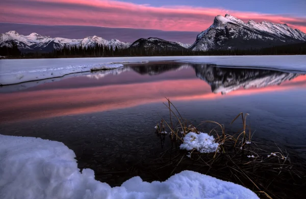 Pôr do sol monte rundle — Fotografia de Stock