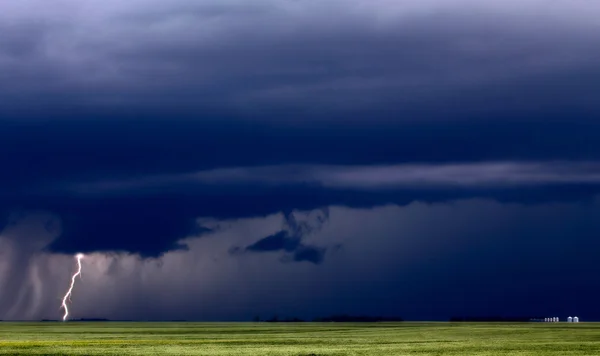 Nubes de tormenta de pradera — Foto de Stock