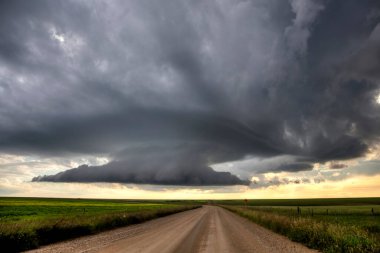 Yazın Kanada kırsalında Binbaşı Saskatchewan fırtınası