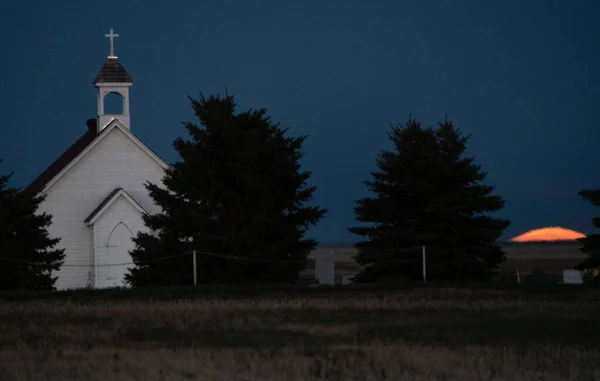 Księżyc Wschodzący Nad Prairie Country Church Kanada — Zdjęcie stockowe