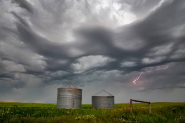 Yaz asperatus bulutlarında büyük şimşek Saskatchewan fırtınası