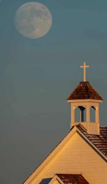 Luna Subiendo Sobre Prairie Country Church Canada —  Fotos de Stock