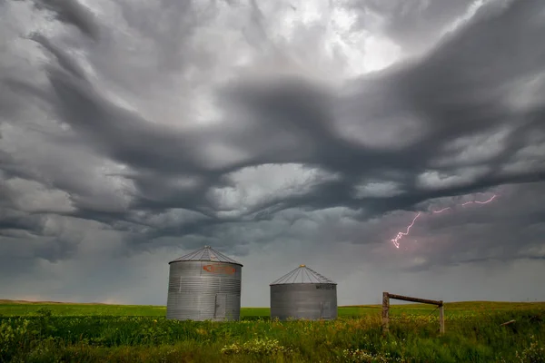 Grote Bliksem Saskatchewan Storm Zomer Asperatus Wolken — Stockfoto