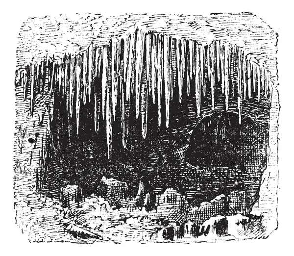 Stalactite dans la grotte, gravure vintage . — Image vectorielle