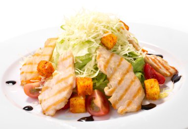 Sezaryen salatası, tavuk ve kızarmış ekmek.