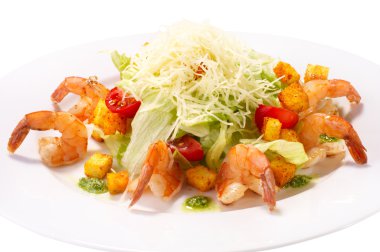 Deniz ürünleri ile Sezar salatası.