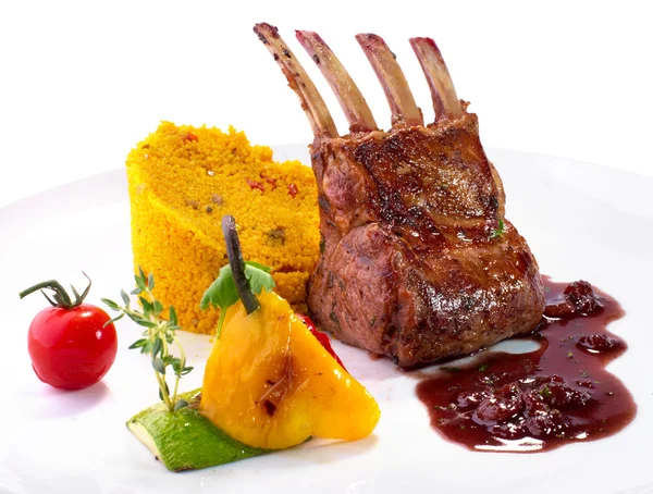 Lammstange mit Gemüse und Couscous — Stockfoto