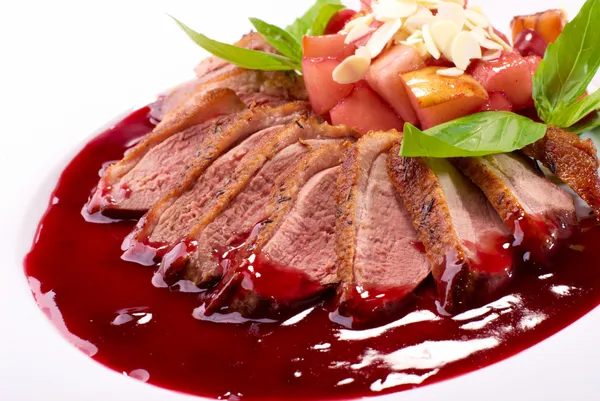 Gebratenes Entenfilet mit Beerensauce — Stockfoto