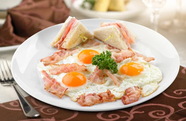 Παραδοσιακό πρωινό με αυγά ομελέτα — Φωτογραφία Αρχείου