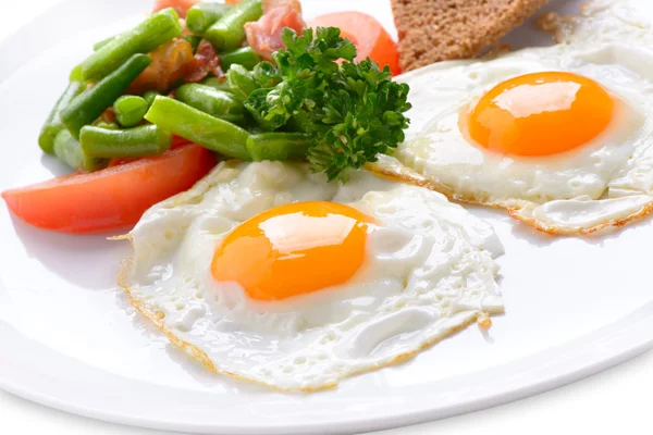 Petit déjeuner traditionnel d'œufs brouillés — Photo