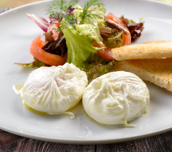 Petit déjeuner traditionnel d "œufs pochés — Photo