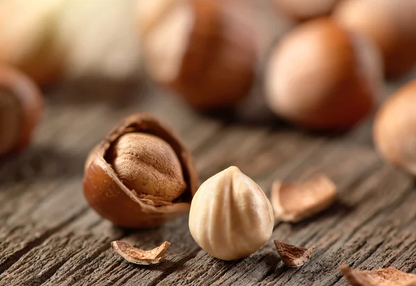 Avellanas, avellanas sobre fondo de madera viejo — Foto de Stock