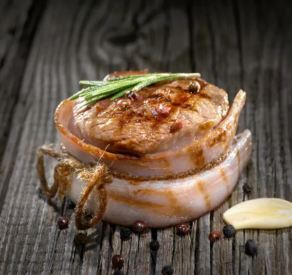 Viande grillée au poivre sur bois — Photo