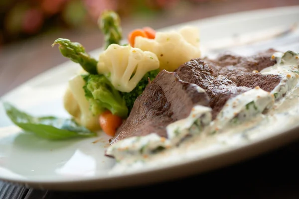 Carne bovina com legumes cozidos no vapor — Fotografia de Stock