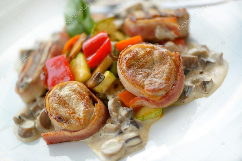 Medallions grilled with vegetables