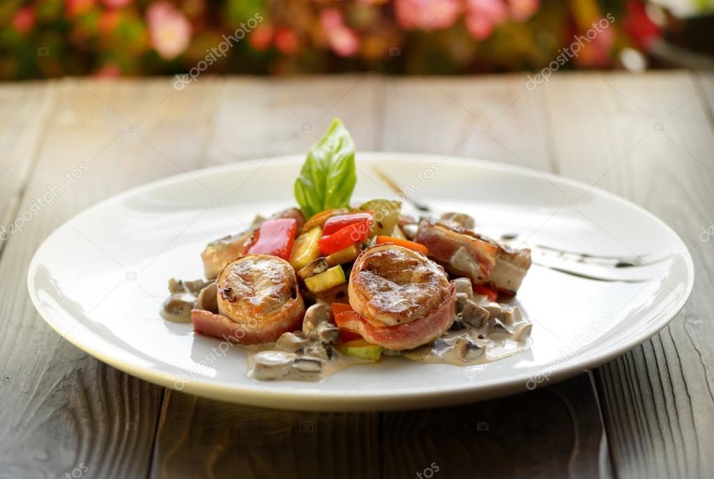 Medallions grilled with vegetables