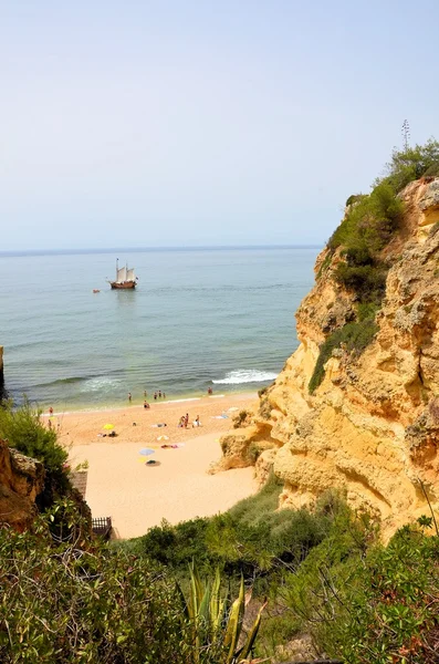 Algarve beach a portugalské caravel — Stock fotografie