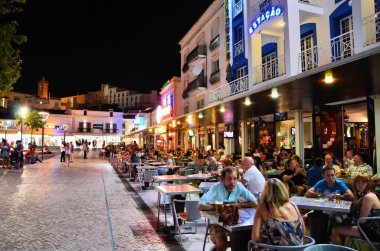 albufeira, algarve, Portekiz için yürüyen bir sokakta barlar
